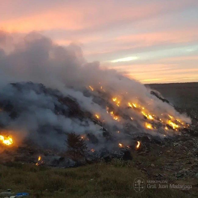 Continan los trabajos para extinguir el incendio del predio de dispos