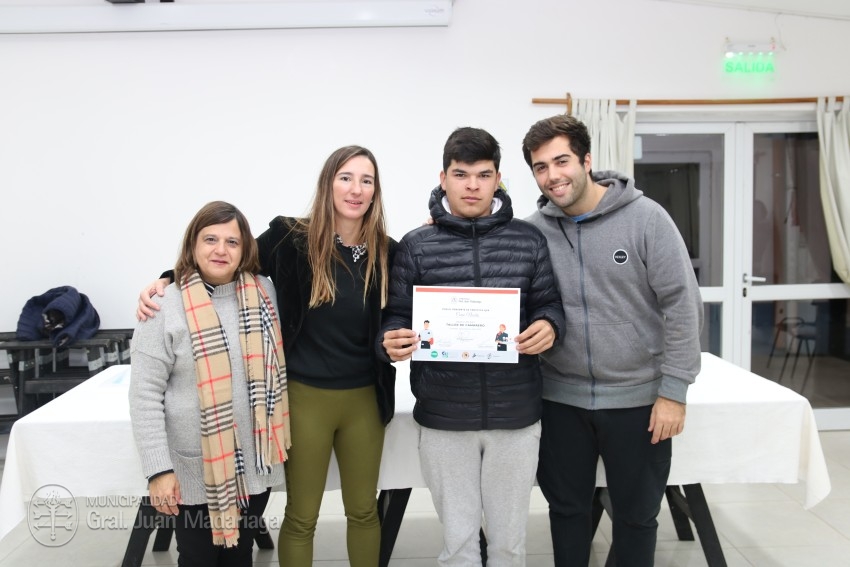 Otros 45 madariaguenses recibieron su certificado del curso de Camarer