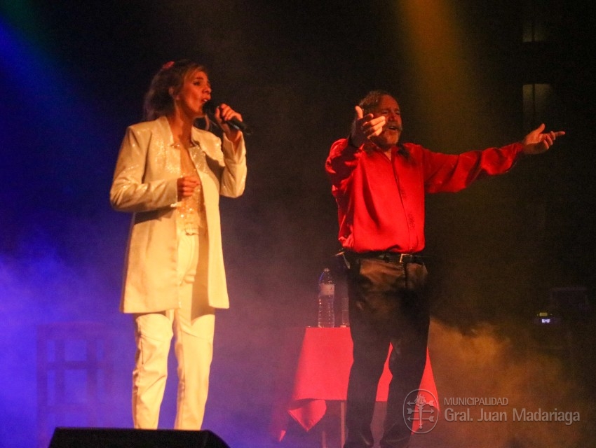A sala llena y con un gran reconocimiento del pblico Cacho Garay pas