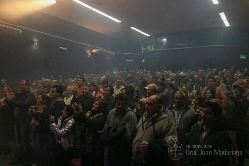 A sala llena y con un gran reconocimiento del pblico Cacho Garay pas