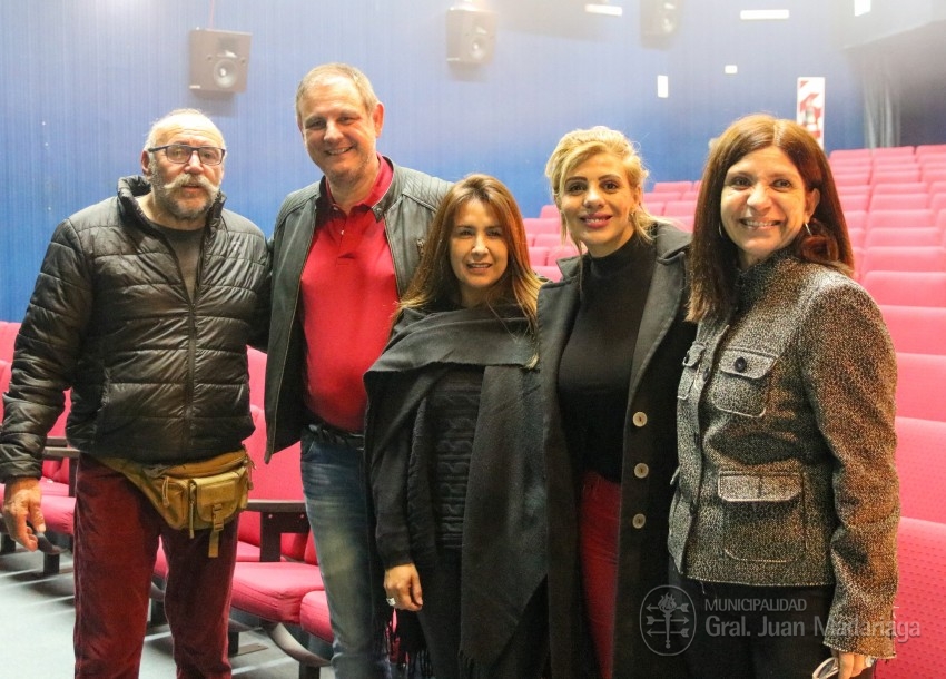 A sala llena y con un gran reconocimiento del pblico Cacho Garay pas
