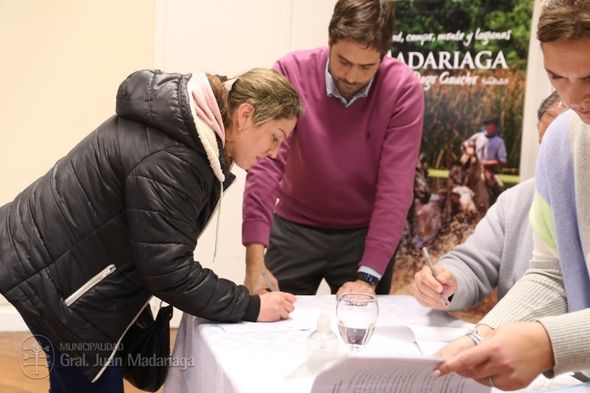 Los beneficiarios de los 16 lotes sorteados en febrero firmaron el bol