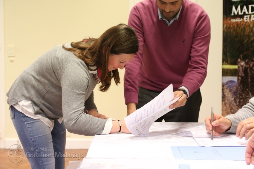 Los beneficiarios de los 16 lotes sorteados en febrero firmaron el bol