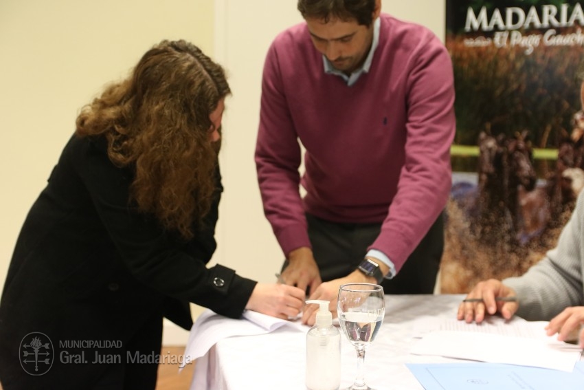 Los beneficiarios de los 16 lotes sorteados en febrero firmaron el bol