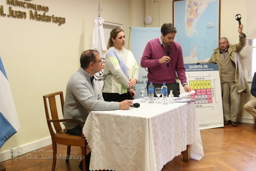 Los beneficiarios de los 16 lotes sorteados en febrero firmaron el bol