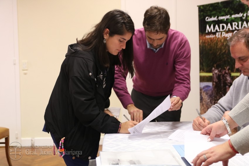 Los beneficiarios de los 16 lotes sorteados en febrero firmaron el bol