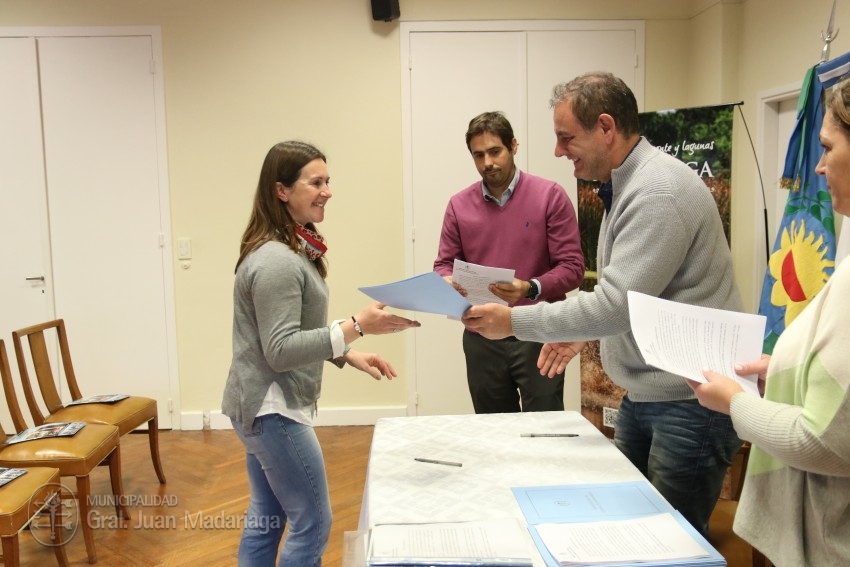 Los beneficiarios de los 16 lotes sorteados en febrero firmaron el bol