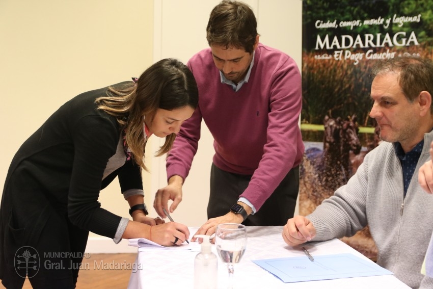 Los beneficiarios de los 16 lotes sorteados en febrero firmaron el bol