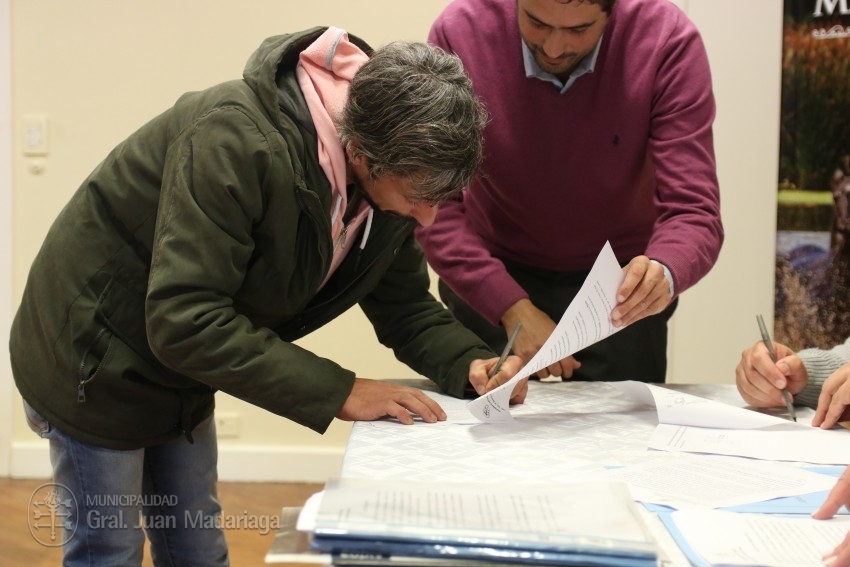 Los beneficiarios de los 16 lotes sorteados en febrero firmaron el bol