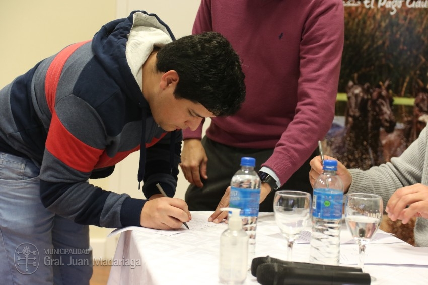 Los beneficiarios de los 16 lotes sorteados en febrero firmaron el bol