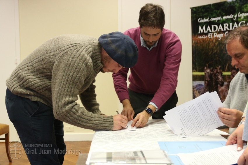 Los beneficiarios de los 16 lotes sorteados en febrero firmaron el bol