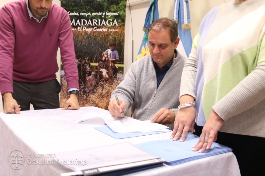 Los beneficiarios de los 16 lotes sorteados en febrero firmaron el bol