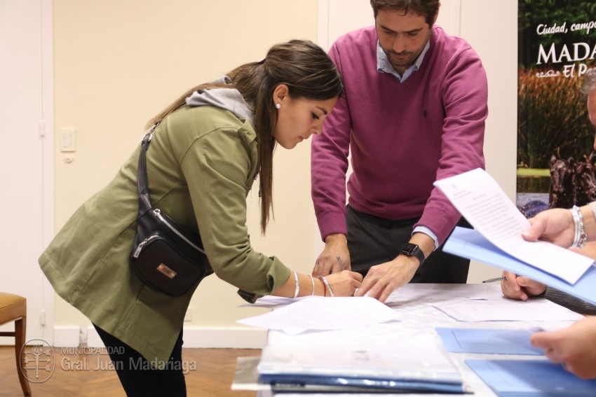 Los beneficiarios de los 16 lotes sorteados en febrero firmaron el bol