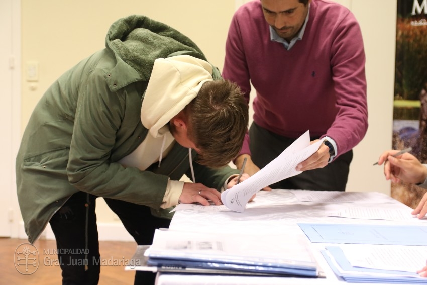 Los beneficiarios de los 16 lotes sorteados en febrero firmaron el bol