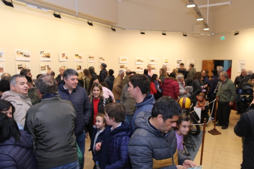Con un excelente marco de pblico se inaugur la muestra  fotogrfica 