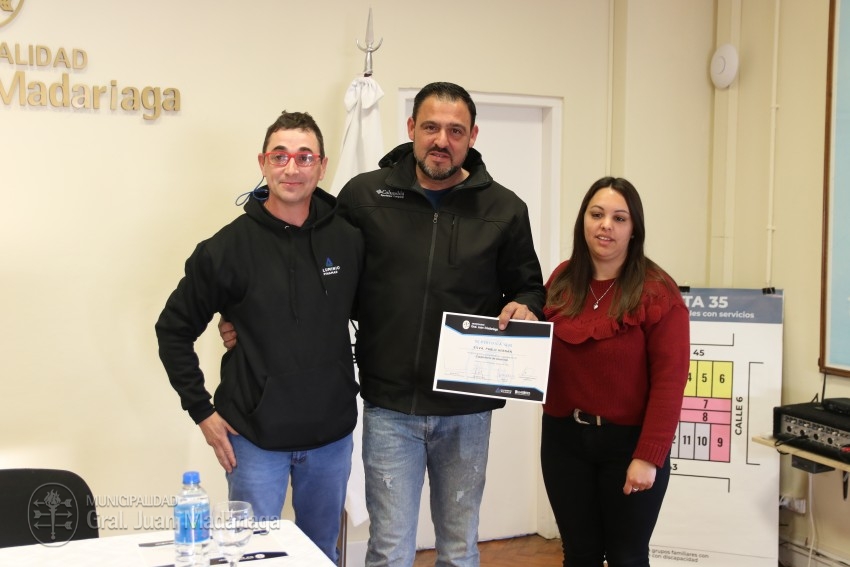 Culmin el curso de carpintera de aluminio y los participantes recibi