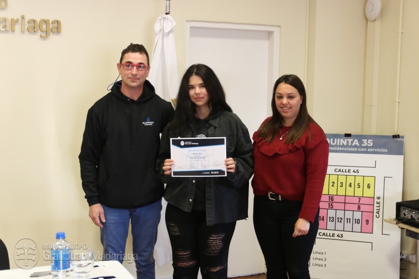 Culmin el curso de carpintera de aluminio y los participantes recibi