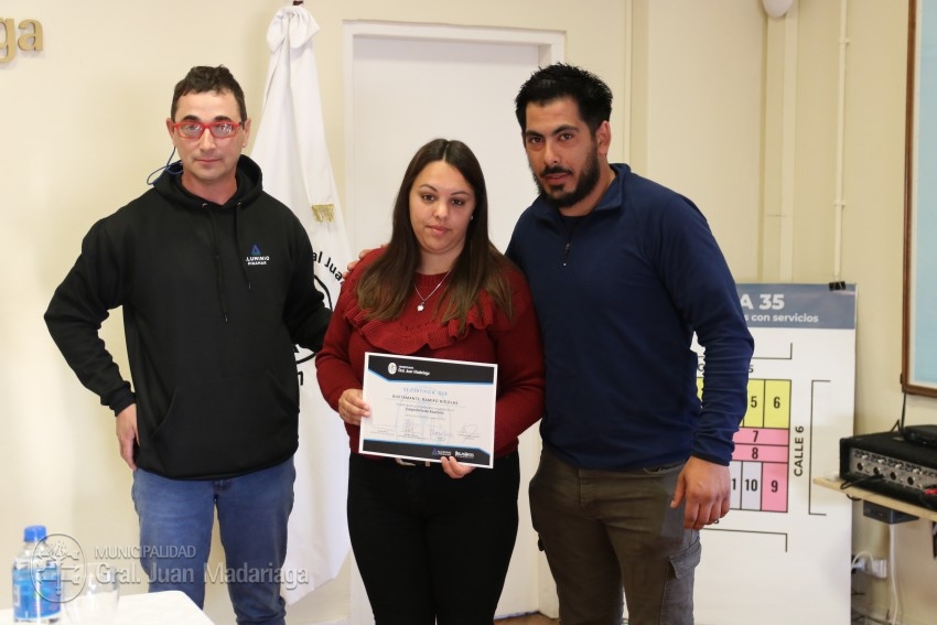 Culmin el curso de carpintera de aluminio y los participantes recibi