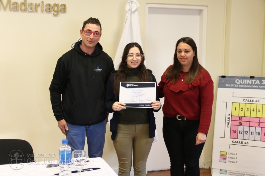 Culmin el curso de carpintera de aluminio y los participantes recibi