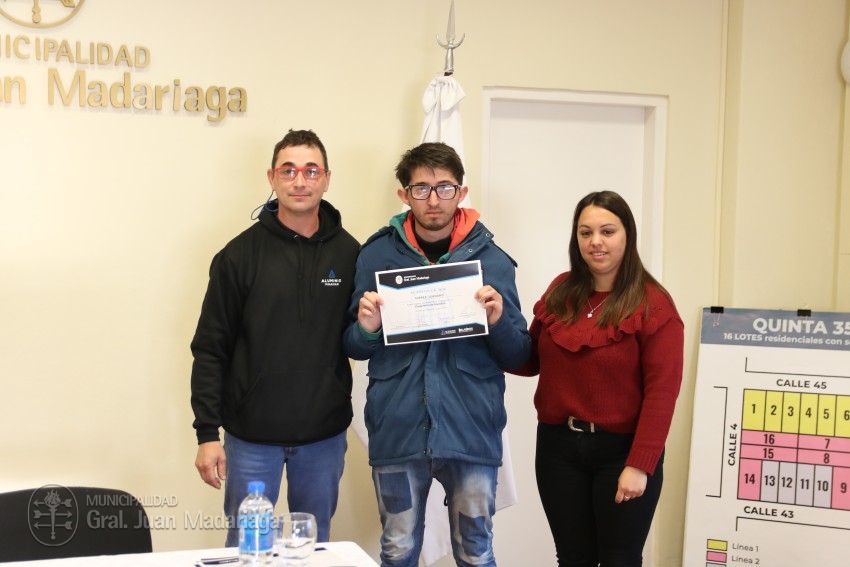 Culmin el curso de carpintera de aluminio y los participantes recibi