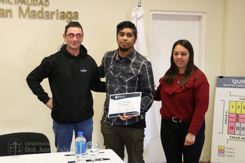 Culmin el curso de carpintera de aluminio y los participantes recibi