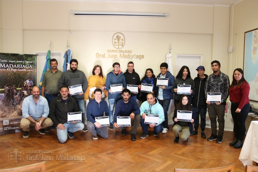 Culmin el curso de carpintera de aluminio y los participantes recibi