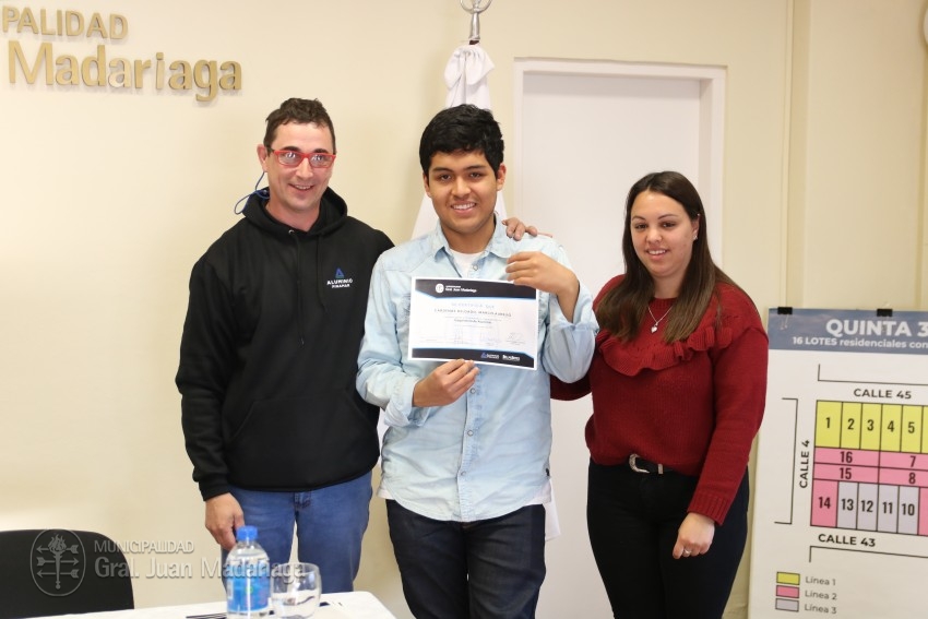 Culmin el curso de carpintera de aluminio y los participantes recibi