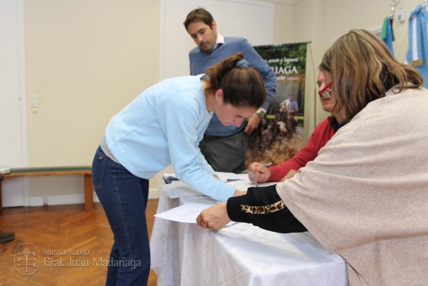 Hoy 40 vecinos firmaron los boletos de compra venta de sus lotes