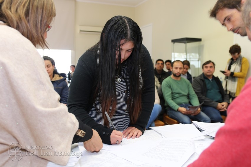 Hoy 40 vecinos firmaron los boletos de compra venta de sus lotes