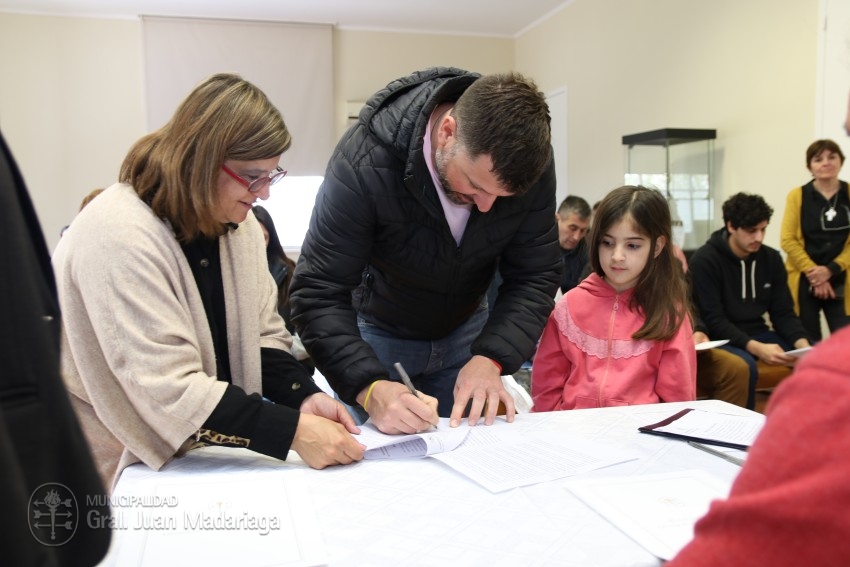 Hoy 40 vecinos firmaron los boletos de compra venta de sus lotes