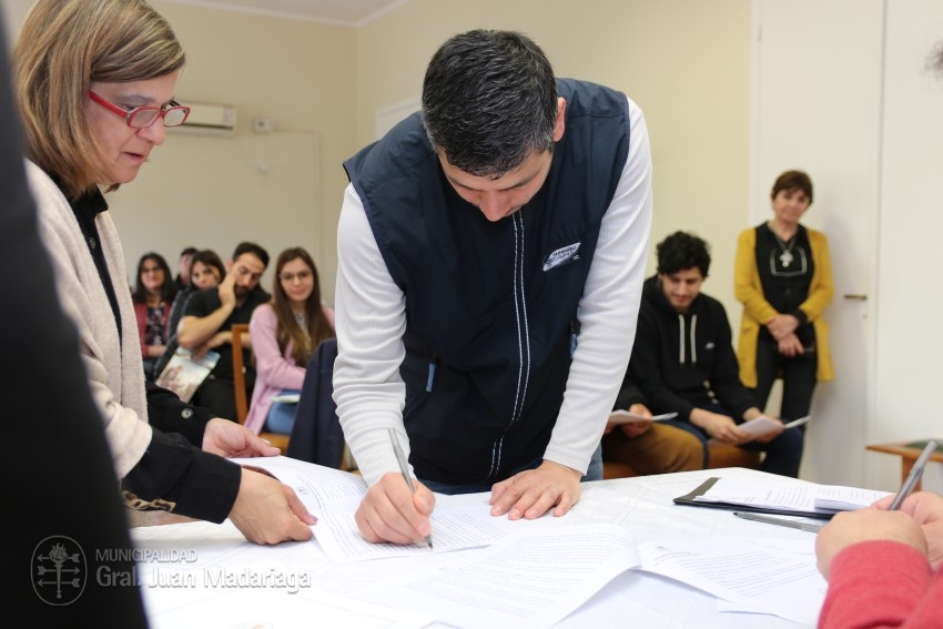 Hoy 40 vecinos firmaron los boletos de compra venta de sus lotes