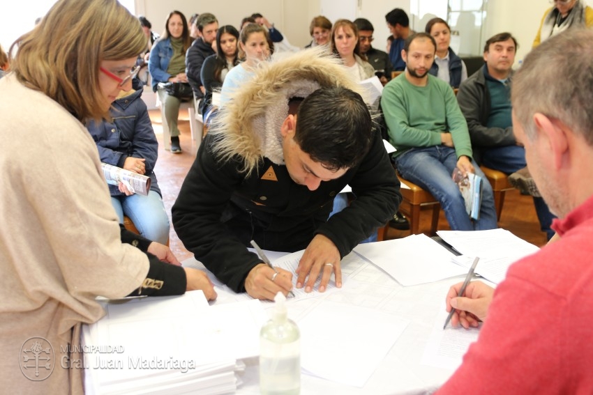 Hoy 40 vecinos firmaron los boletos de compra venta de sus lotes