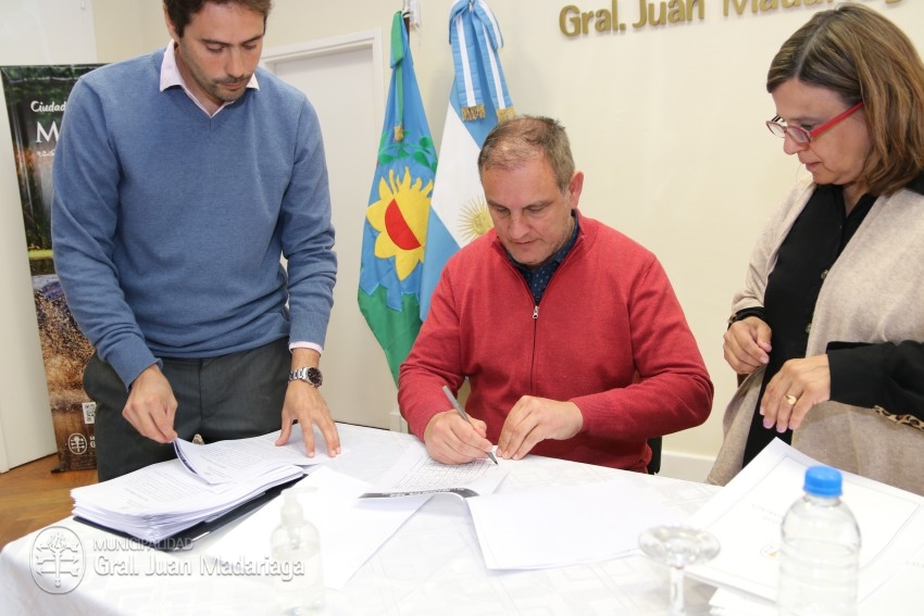 Hoy 40 vecinos firmaron los boletos de compra venta de sus lotes