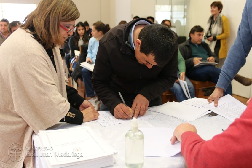 Hoy 40 vecinos firmaron los boletos de compra venta de sus lotes