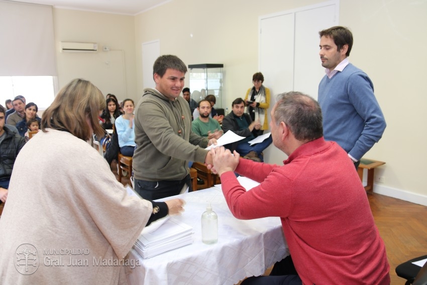 Hoy 40 vecinos firmaron los boletos de compra venta de sus lotes