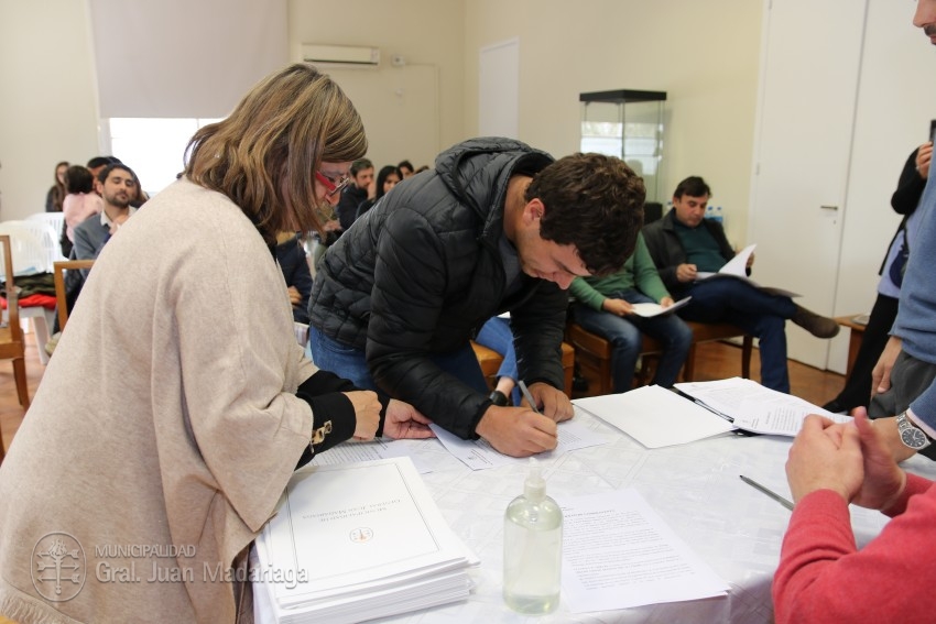 Hoy 40 vecinos firmaron los boletos de compra venta de sus lotes