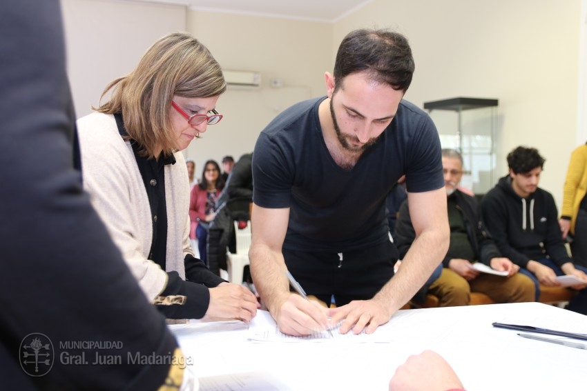 Hoy 40 vecinos firmaron los boletos de compra venta de sus lotes