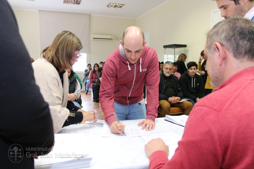 Hoy 40 vecinos firmaron los boletos de compra venta de sus lotes