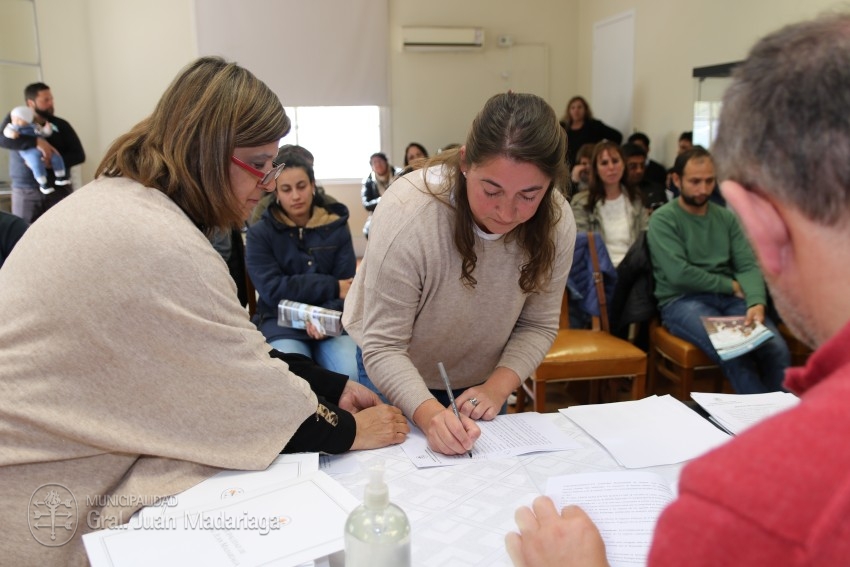 Hoy 40 vecinos firmaron los boletos de compra venta de sus lotes