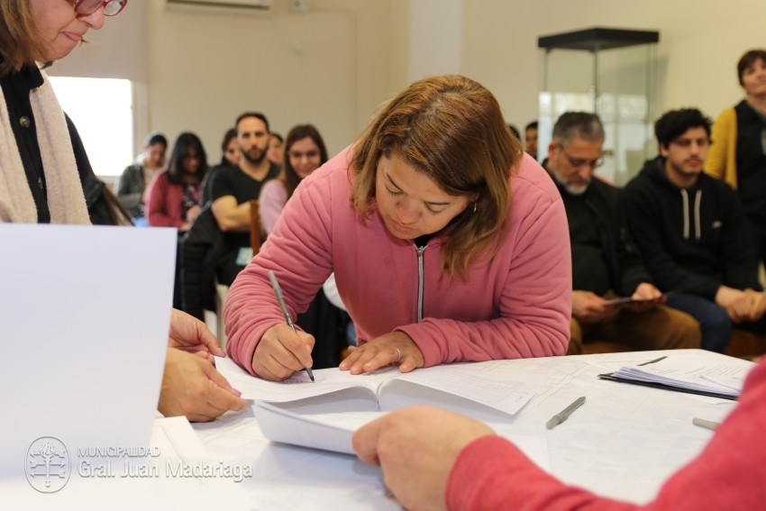 Hoy 40 vecinos firmaron los boletos de compra venta de sus lotes