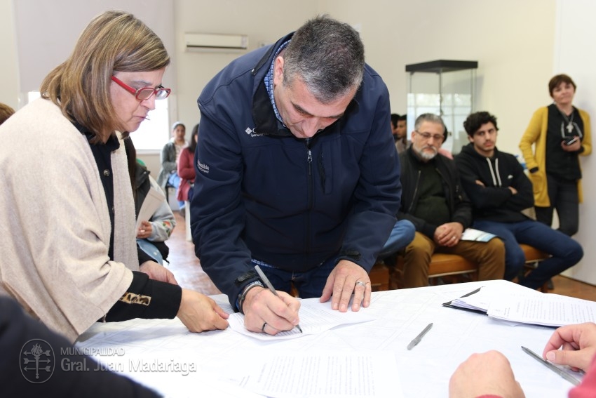 Hoy 40 vecinos firmaron los boletos de compra venta de sus lotes