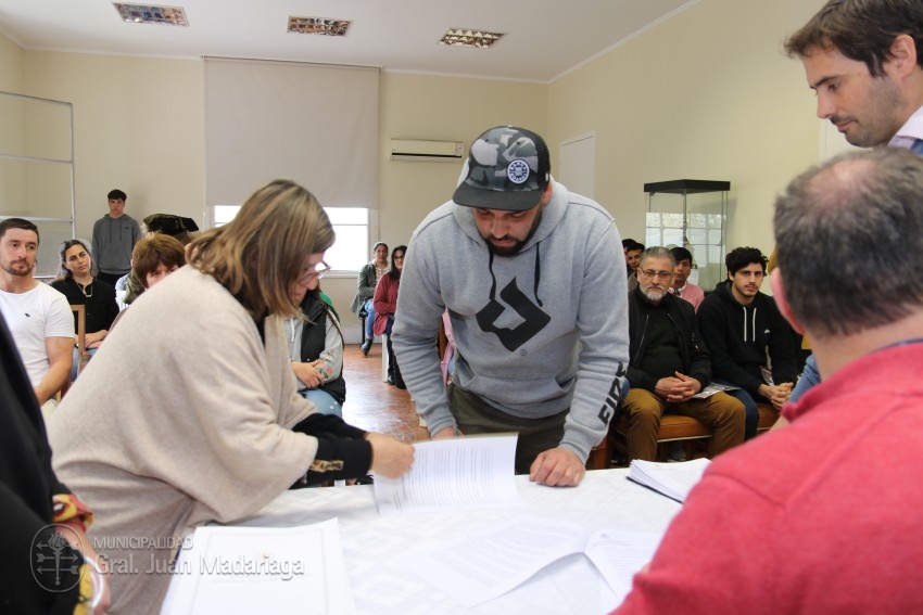 Hoy 40 vecinos firmaron los boletos de compra venta de sus lotes