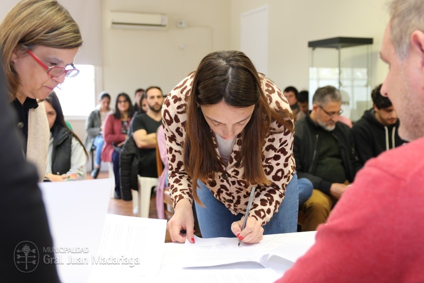 Hoy 40 vecinos firmaron los boletos de compra venta de sus lotes