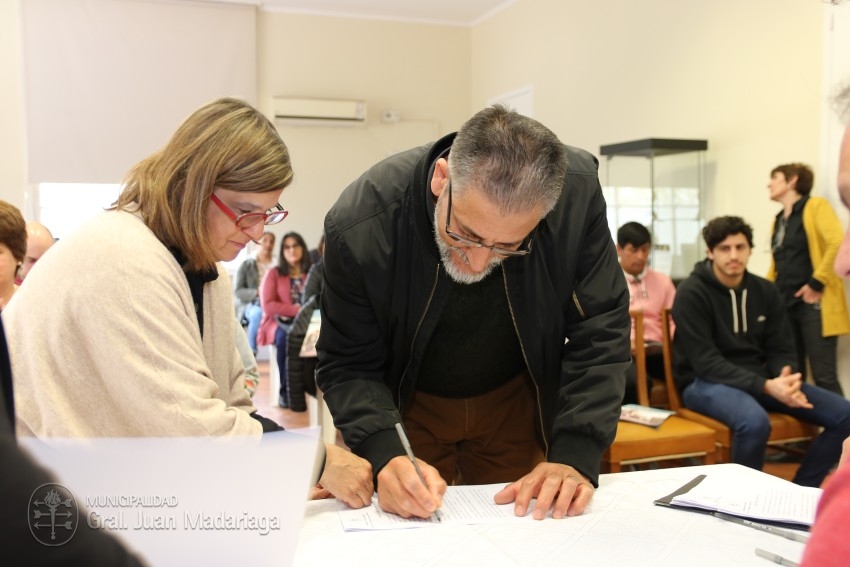 Hoy 40 vecinos firmaron los boletos de compra venta de sus lotes