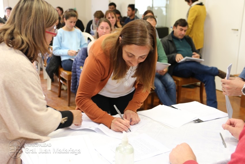 Hoy 40 vecinos firmaron los boletos de compra venta de sus lotes