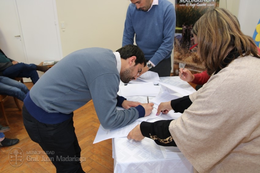 Hoy 40 vecinos firmaron los boletos de compra venta de sus lotes