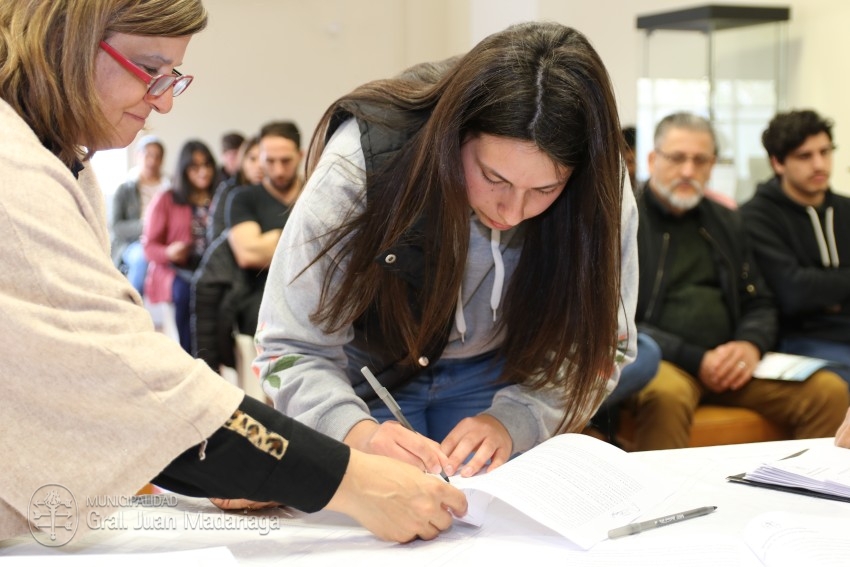 Hoy 40 vecinos firmaron los boletos de compra venta de sus lotes