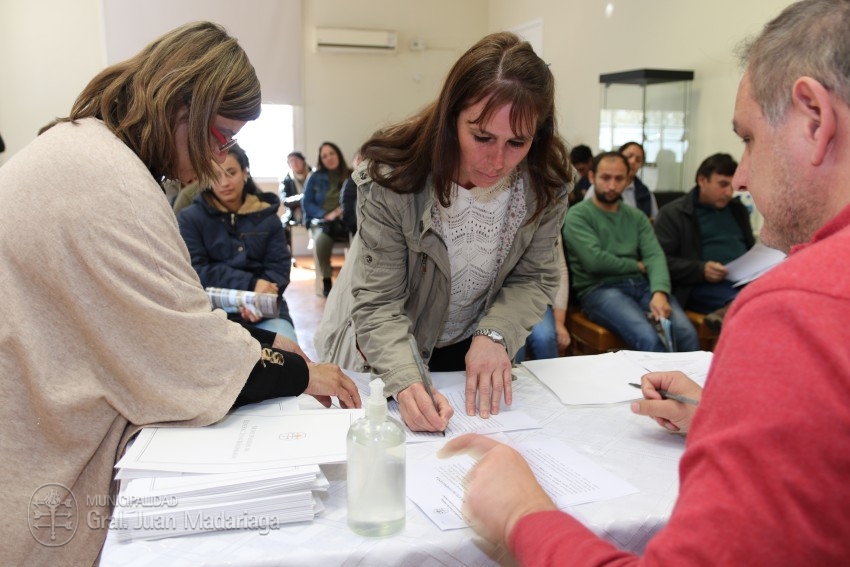 Hoy 40 vecinos firmaron los boletos de compra venta de sus lotes