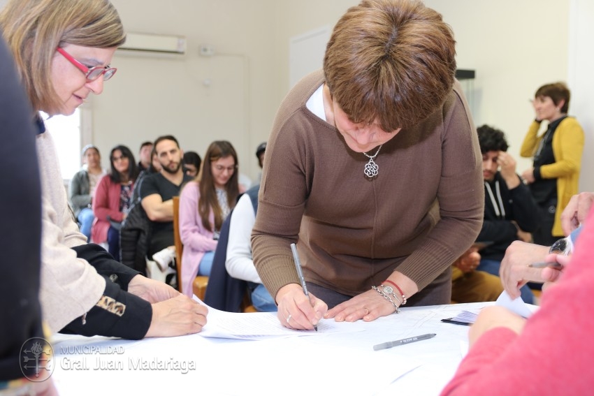 Hoy 40 vecinos firmaron los boletos de compra venta de sus lotes