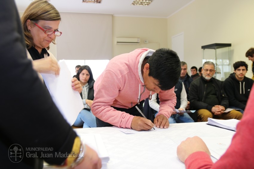 Hoy 40 vecinos firmaron los boletos de compra venta de sus lotes